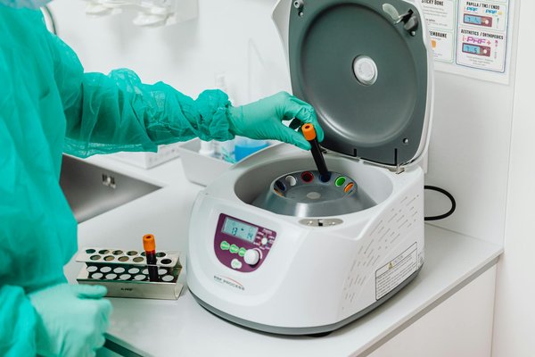 Quelles sont les meilleures pratiques pour la gestion des soins des patients atteints de maladies chroniques en milieu hospitalier?
